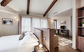 Porta Altinia Suites